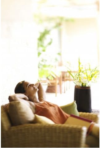 mujer descansando en sofá porque no tiene plagas en casa